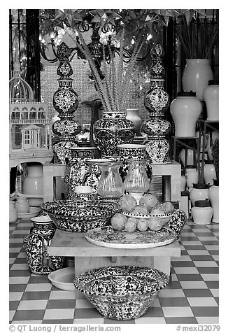 Ceramic pieces for sale in a gallery, Tlaquepaque. Jalisco, Mexico