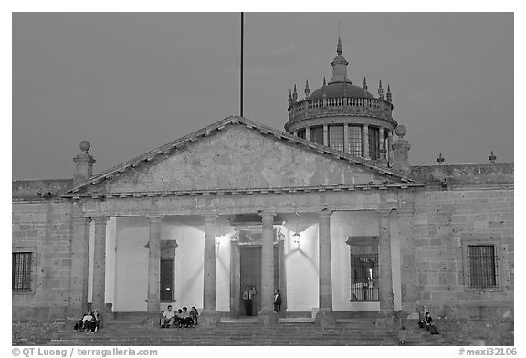 Hospicio Cabanas at night. Guadalajara, Jalisco, Mexico (black and white)