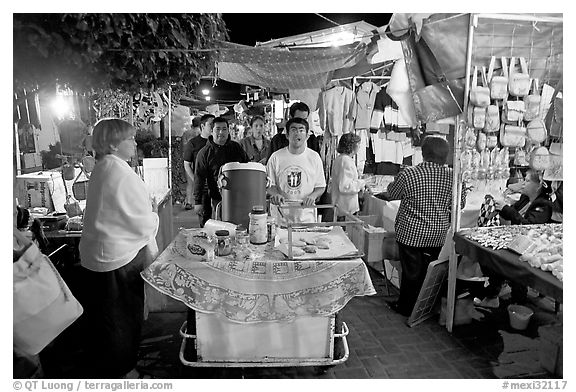 Mobile food vendor and craft night market, Tlaquepaque. Jalisco, Mexico (black and white)