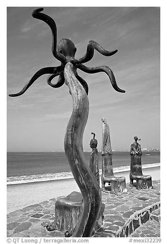 Sculpture on Circle of the Sea next to the beach, Puerto Vallarta, Jalisco. Jalisco, Mexico