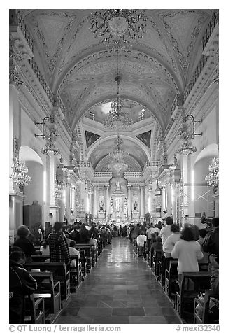 Evening mass in the Basilica de Nuestra Senora Guanajuato. Guanajuato, Mexico