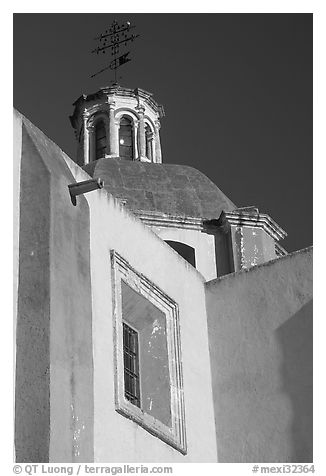 Walls and dome of Templo de San Roque, early morning. Guanajuato, Mexico (black and white)