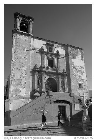 People walking in front of church San Roque, early morning. Guanajuato, Mexico (black and white)