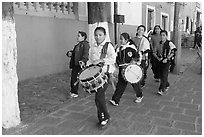 Children with drums. Guanajuato, Mexico (black and white)
