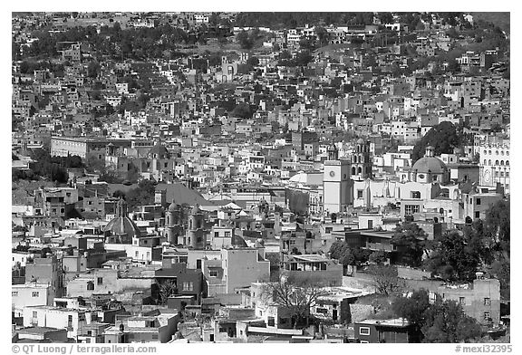 View of the city center from Pipila, mid-day. Guanajuato, Mexico (black and white)