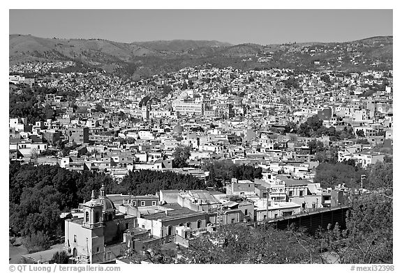 Panoramic view of the city, mid-day. Guanajuato, Mexico (black and white)