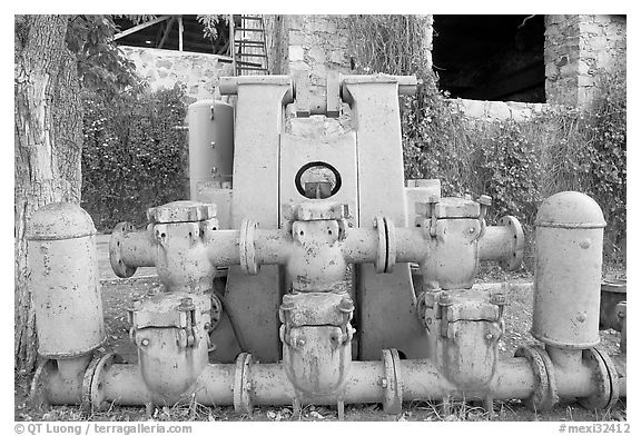 Machinery, Valenciana mine. Guanajuato, Mexico (black and white)