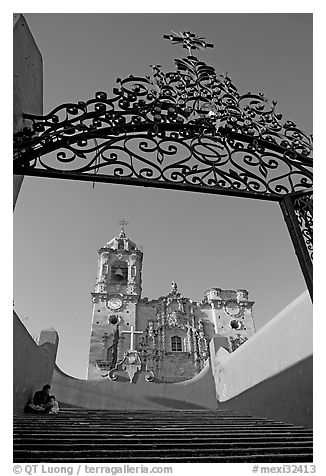 Forged metal gate and La Valenciana church. Guanajuato, Mexico