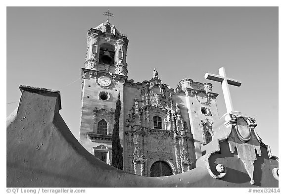 Facade of La Valenciana church, late afternoon. Guanajuato, Mexico (black and white)