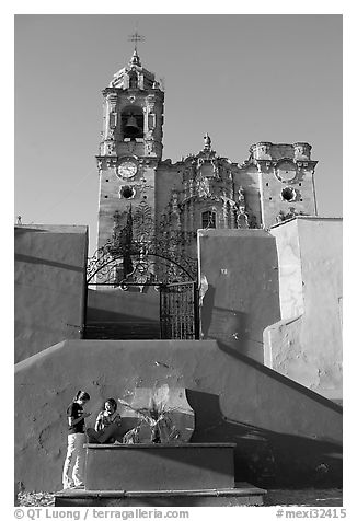 Girls in front of La Valenciana church, late afternoon. Guanajuato, Mexico (black and white)