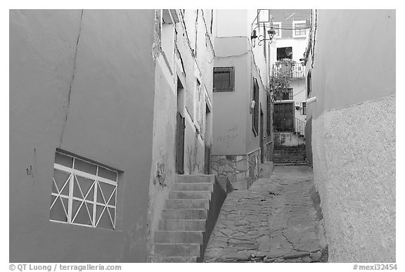 Steep and narrow alleyway. Guanajuato, Mexico (black and white)
