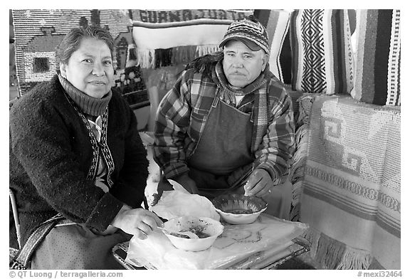 Couple eating in the street. Guanajuato, Mexico (black and white)