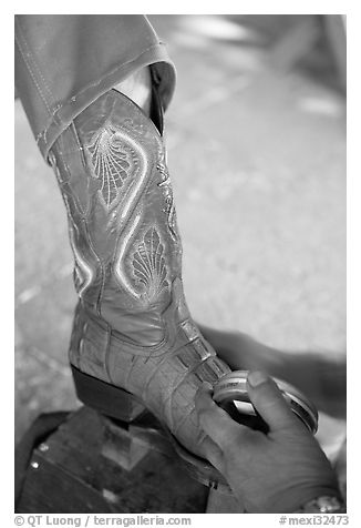 Mexican boot being polished. Guanajuato, Mexico (black and white)