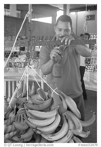 Man weighting bananas. Mexico