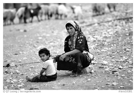 Bedouin woman and child, Judean Desert. West Bank, Occupied Territories (Israel) (black and white)