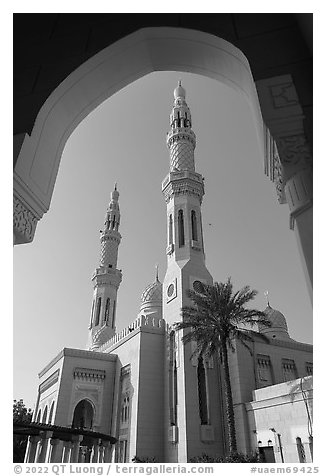 Jumeira Mosque through arches. United Arab Emirates (black and white)