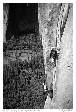 Valerio Folco leaving  the belay. El Capitan, Yosemite, California