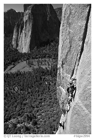 Valerio Folco leading the third pitch. El Capitan, Yosemite, California