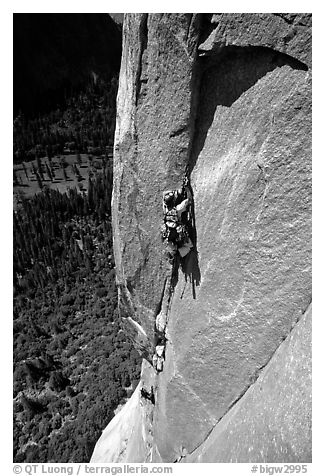 Valerio Folco leading the third pitch. El Capitan, Yosemite, California