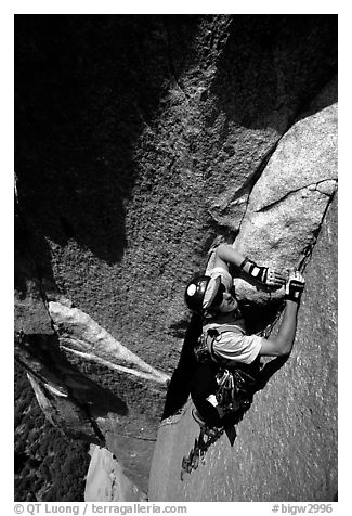 Valerio Folco leading the third pitch. El Capitan, Yosemite, California