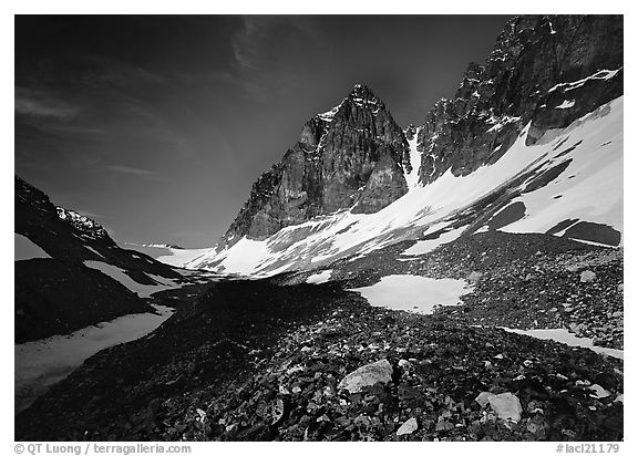 Moraine, neves, and rocky peaks, Telaquana Mountains. Lake Clark National Park, Alaska, USA.