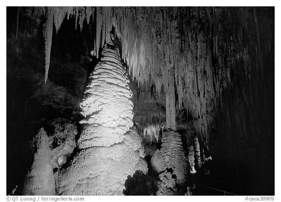 Stalagmite and stalagtites draperies. Carlsbad Caverns National Park, New Mexico, USA.