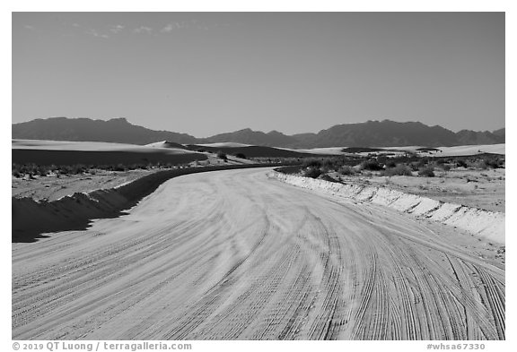 Unpaved road over sands. White Sands National Park (black and white)