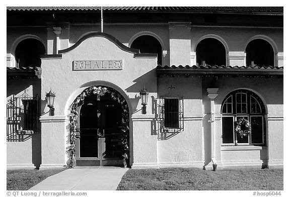 Hale bathhouse. Hot Springs National Park (black and white)
