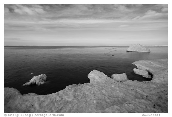 Lakeshore in winter, Dumbar Beach. Indiana Dunes National Park (black and white)