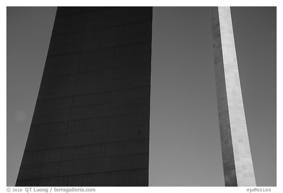 Eero Saarinen's Gateway Arch pillars. Gateway Arch National Park (black and white)
