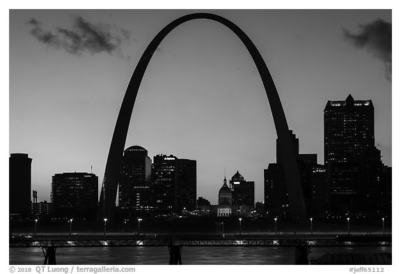 Arch and Old Courthouse across Mississippi River at sunset. Gateway Arch National Park (black and white)