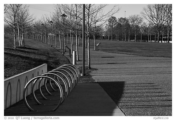 Rings and pathway. Gateway Arch National Park (black and white)