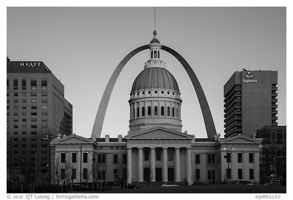 Old Courthouse, Arch, and downtown from Kiener Plaza at sunset. Gateway Arch National Park (black and white)