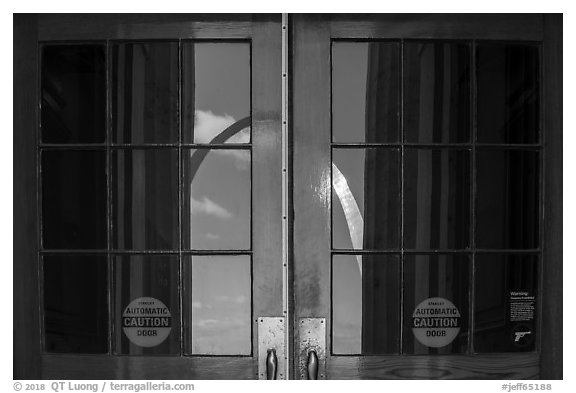 Arch, Old Courthouse window reflexion, Old Courthouse. Gateway Arch National Park (black and white)
