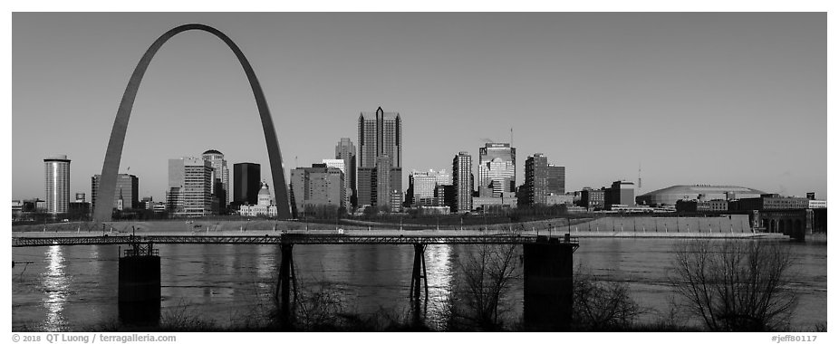 St Louis skyline across Mississippi River at sunrise. Gateway Arch National Park (black and white)