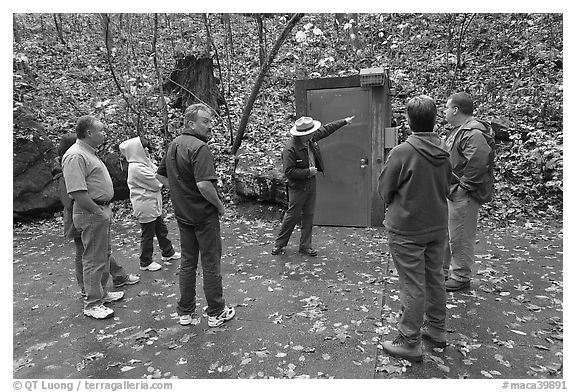 Ranger pointing to cave entrance to tourists. Mammoth Cave National Park, Kentucky, USA.