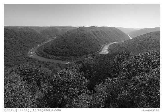 Bend of New River from Grandview, morning. New River Gorge National Park and Preserve, West Virginia, USA.