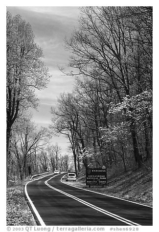 Skyline drive with cars and Park entrance sign. Shenandoah National Park, Virginia, USA.