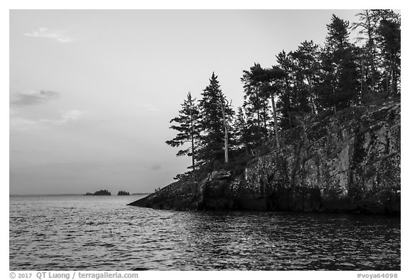 Cliff, Rainy Lake. Voyageurs National Park (black and white)