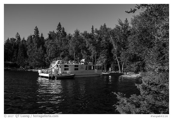 Houseboat, Rainy Lake. Voyageurs National Park (black and white)