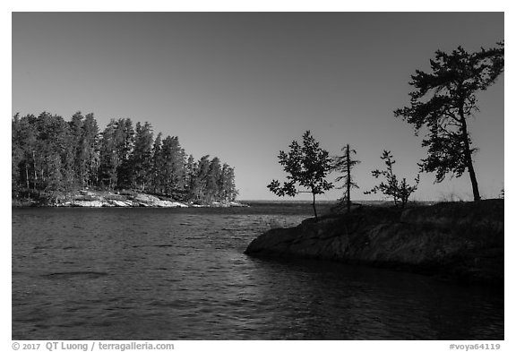 Windmill Rock Cove on sunny day. Voyageurs National Park (black and white)