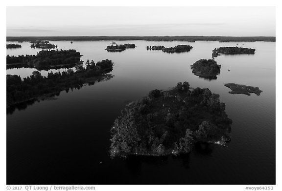 Aerial view of Chief Woodenfrog islands, Kabetogama Lake. Voyageurs National Park (black and white)