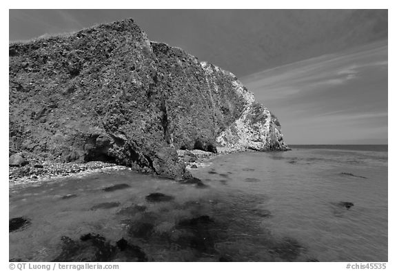 Turquoise waters with kelp, Scorpion Anchorage, Santa Cruz Island. Channel Islands National Park (black and white)