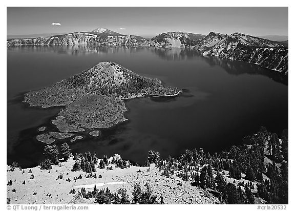 Lake and Wizard Island. Crater Lake National Park, Oregon, USA.