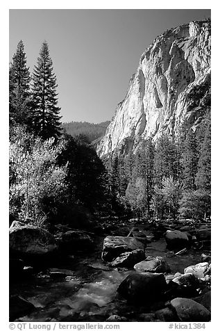 Kings River and cliffs in Cedar Grove. Kings Canyon National Park, California, USA.