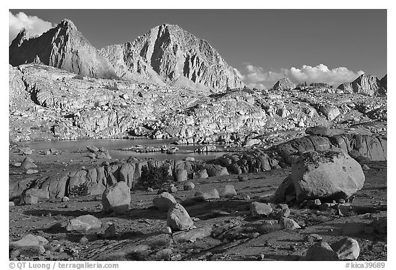 Glacial erratic boulders and mountains, Dusy Basin. Kings Canyon National Park, California, USA.