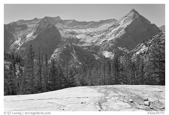 Granite slab, Langille Peak and the Citadel above Le Conte Canyon. Kings Canyon National Park, California, USA.
