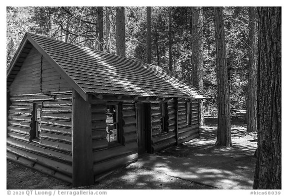Cedar Grove Visitor Center. Kings Canyon National Park (black and white)