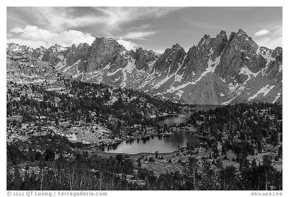 Kearsarge Lakes and Kearsarge Pinnacles. Kings Canyon National Park, California, USA.