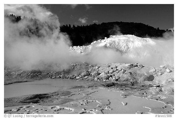 Mud cauldrons and fumeroles in Bumpass Hell thermal area. Lassen Volcanic National Park, California, USA.